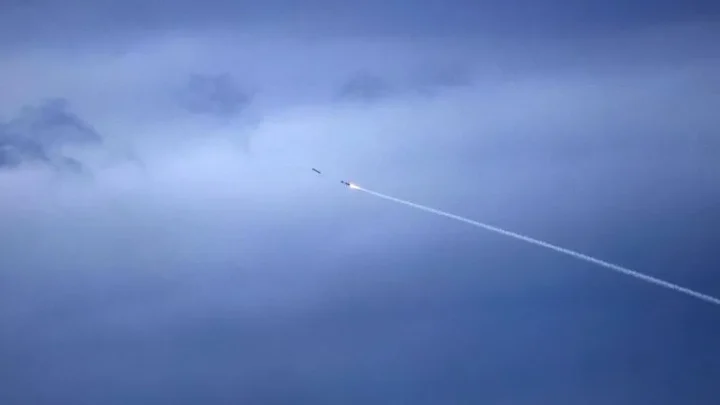 Irán ataca Israel después de que Trump dijera que Teherán está militarmente “diezmado”