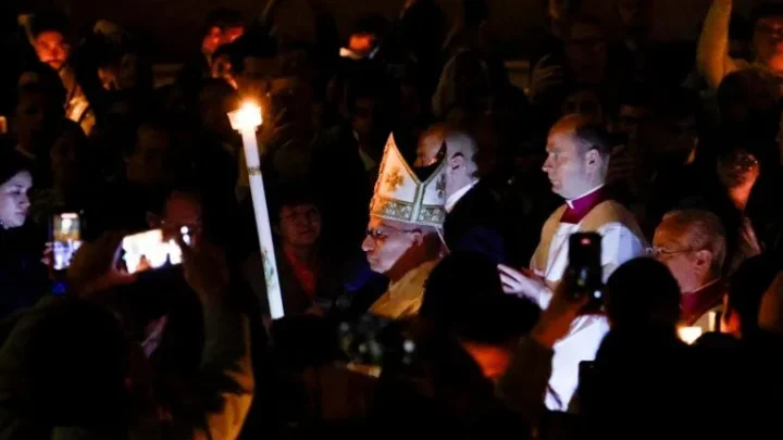 Papa León XIV preside su primera Vigilia Pascual