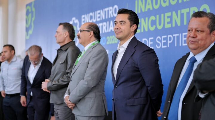 Acude Felifer Macías al Encuentro Industrial Querétaro 2026