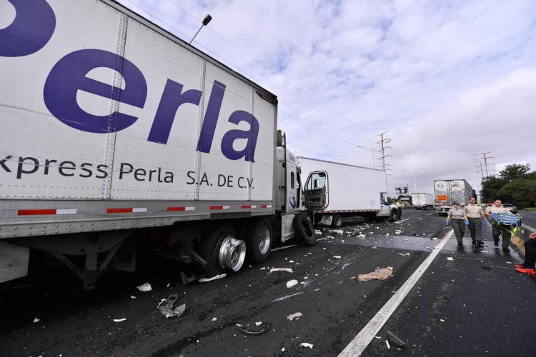 Carambola de seis vehículos deja cinco lesionados en carretera a Zapotlanejo