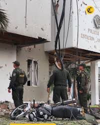 Explota coche bomba frente a estación de Policía en Colombia; reportan un muerto y 11 heridos