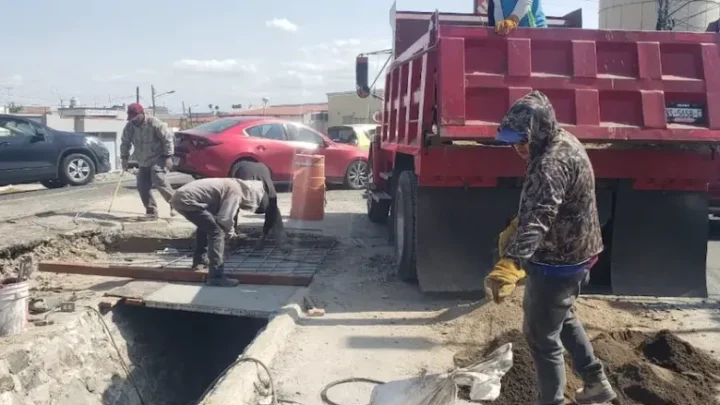 Refuerzan limpieza de drenes en San Juan del Río este 2026