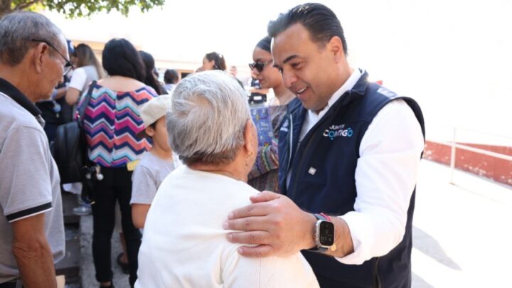 Entrega Luis Nava canastas alimentarias en El Marqués