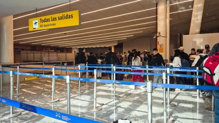 Aumentan tarifas aéreas y reducen vuelos ante crisis energética global
