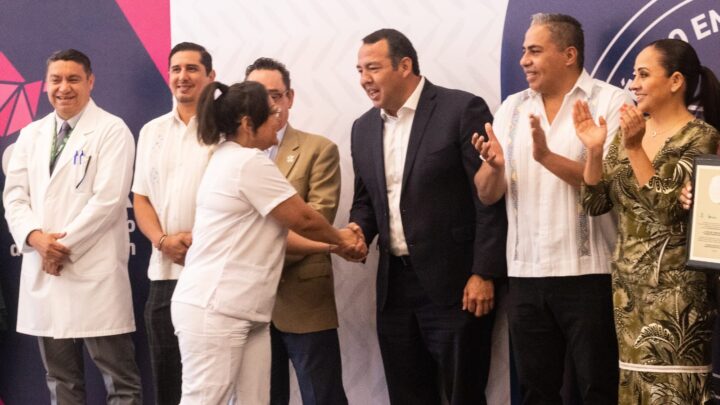 Roberto Cabrera entrega 18 reconocimientos a personal de enfermería de instituciones de salud