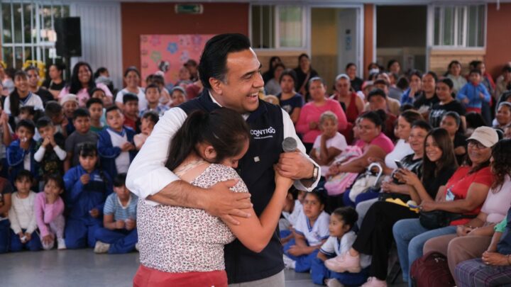 Luis Nava festeja a niñas, niños y mamás de Huimilpan
