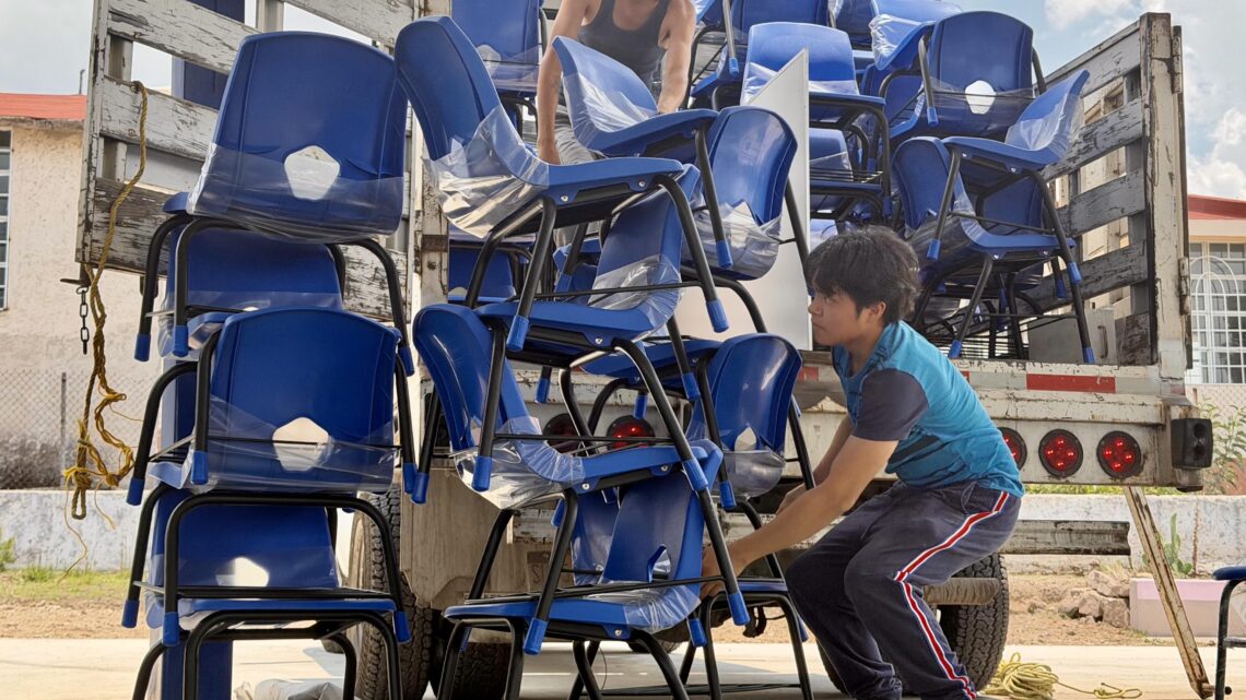 Entrega USEBEQ mobiliario escolar a primaria de Amealco