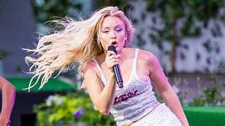 Zara Larsson emociona en Tecate Emblema al invitar a fan al escenario