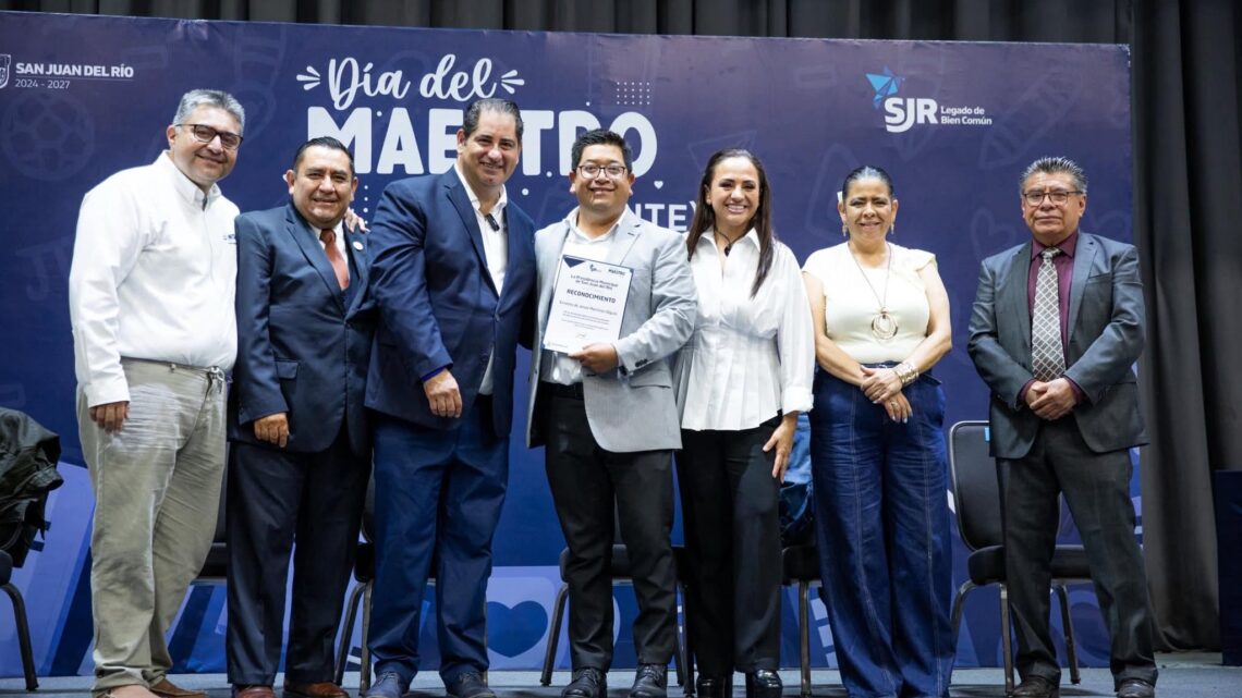 Reconocen por su trayectoria a maestras y maestros de San Juan del Río.