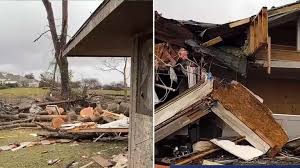 Tornados azotan comunidades a las afueras de Chicago: derriban casas y arrancan postes eléctricos