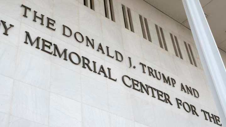 El Centro Kennedy retira el nombre de Trump de la fachada de su edificio en Washington
