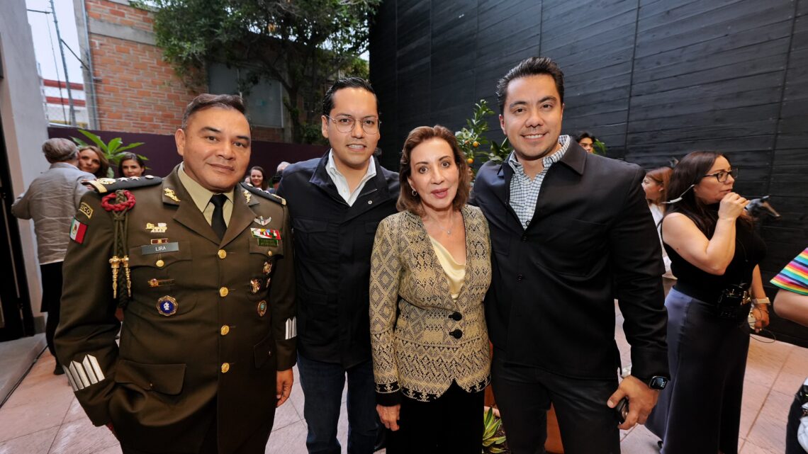 Asiste Felifer Macías a la inauguración de las oficinas del periódico Plaza de Armas