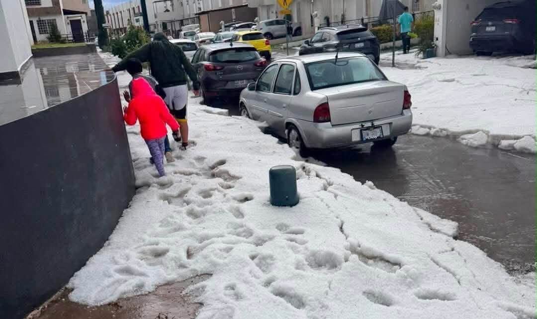 Granizada sorprende a León; vecinos reportan caída de hielo en varias colonias