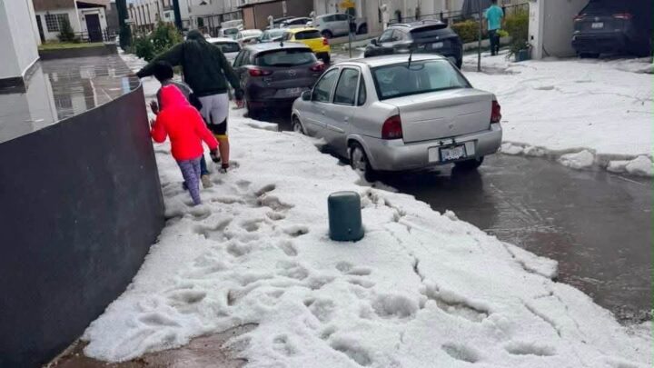 Granizada sorprende a León; vecinos reportan caída de hielo en varias colonias
