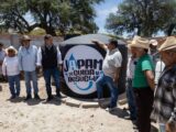 Entrega Toño Pérez cisterna para el panteón de la comunidad de El mirador.