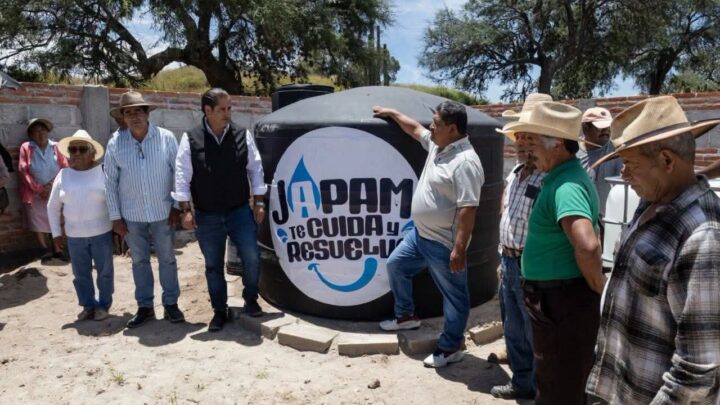 Entrega Toño Pérez cisterna para el panteón de la comunidad de El mirador.