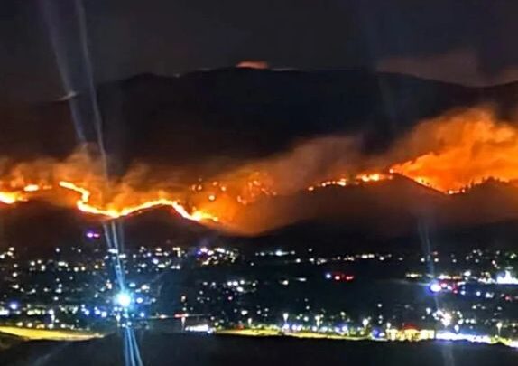 Más de 40 mil habitantes de Nevada fueron evacuados ante amenazante incendio en la zona oeste