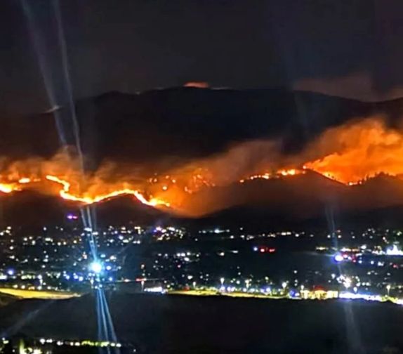 Más de 40 mil habitantes de Nevada fueron evacuados ante amenazante incendio en la zona oeste
