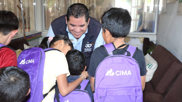 Recibe SEDIF donativo de Gallos Blancos y CIMA para CAS