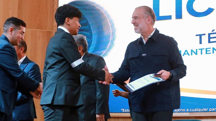 Encabeza Marco Del Prete entrega de licencias a técnicos aeronáuticos