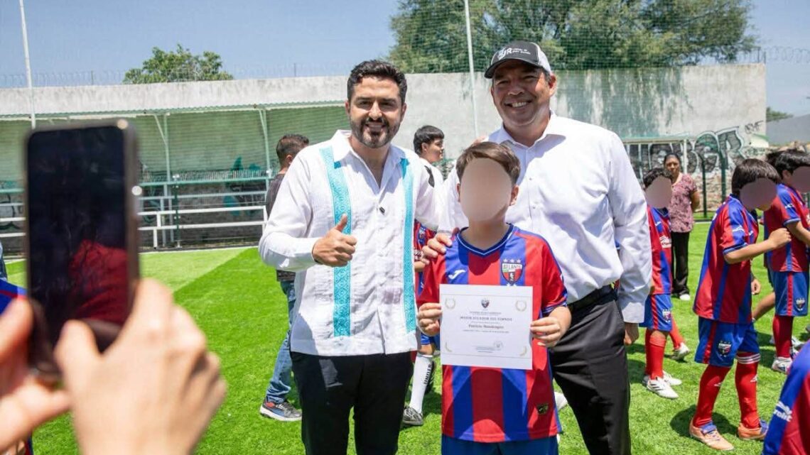 Roberto Cabrera Valencia, asistió a un encuentro con los futuros talentos del futbol de San Juan del Río