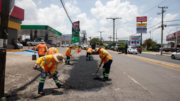 Realizan trabajos de bacheo en bulevar Hidalgo.