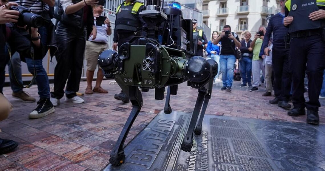 Desde paracaidistas hasta un perro robot participarán en Desfile del 16 de Septiembre