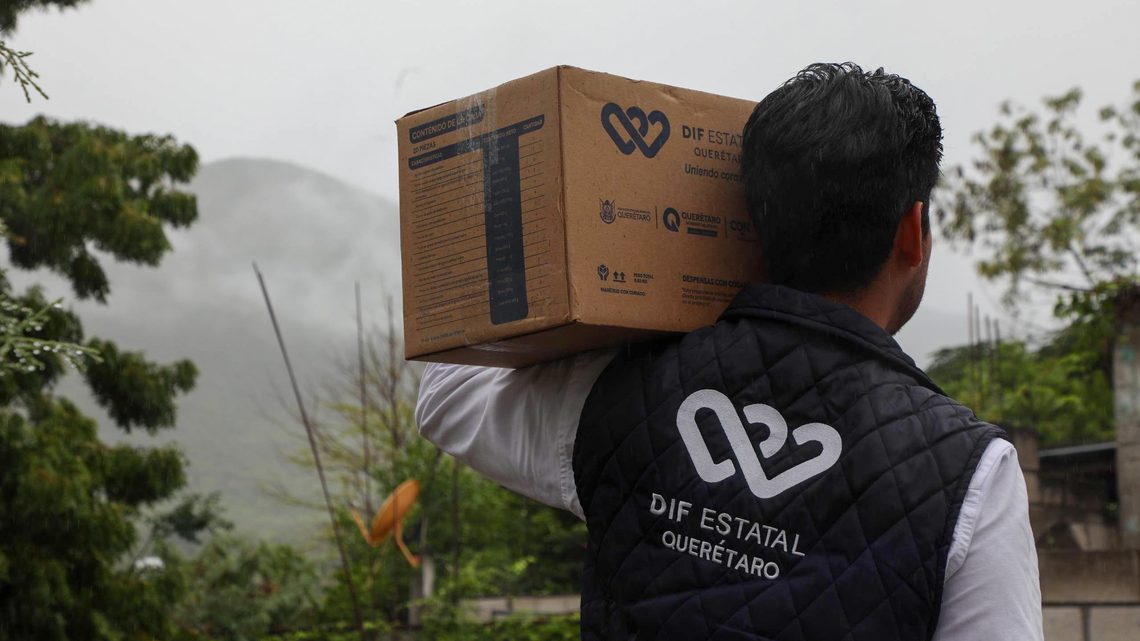 Distribuye SEDIF paquetes de despensas en Arroyo Seco