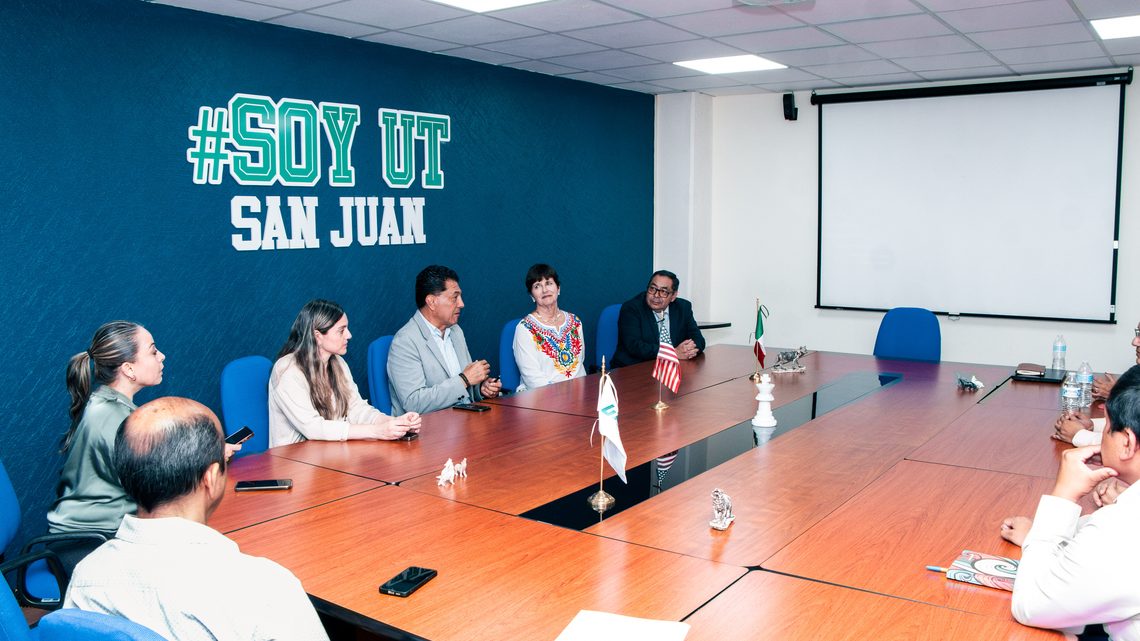 UT San Juan fortalece la enseñanza del idioma inglés con Peace Corps