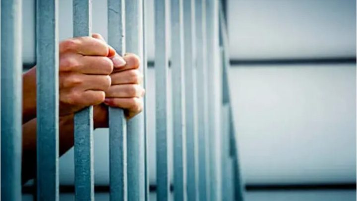 Condenan a 13 años de prisión a mujer que metió a su bebé en un horno