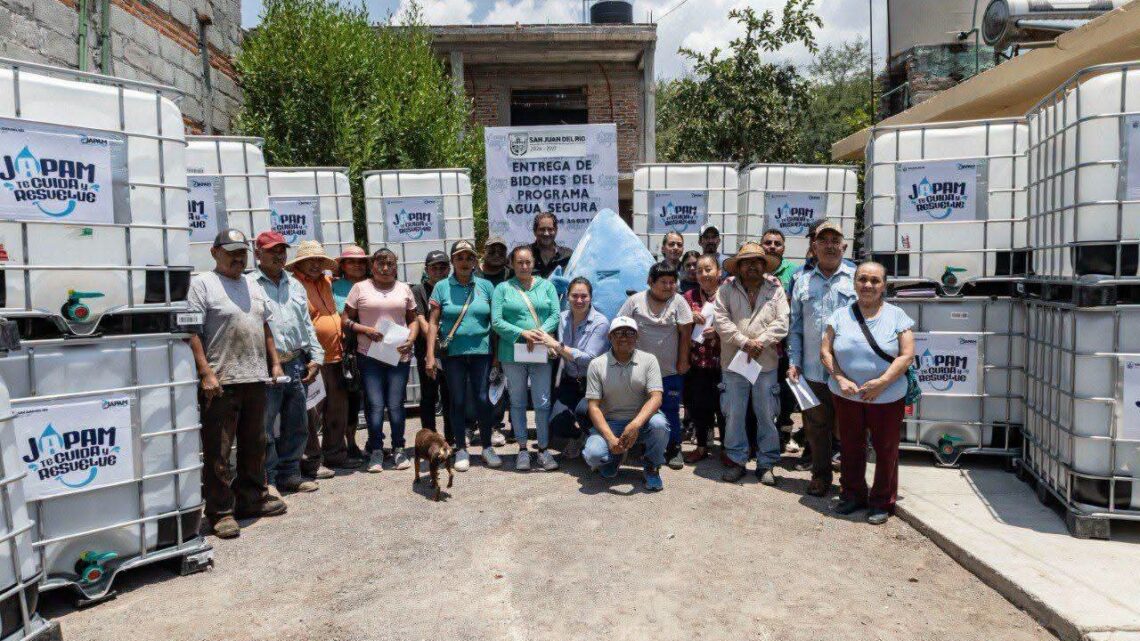 JAPAM entrega 20 contenedores a familias de La Llave para garantizar el acceso al agua.