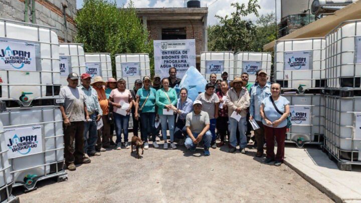 JAPAM entrega 20 contenedores a familias de La Llave para garantizar el acceso al agua.