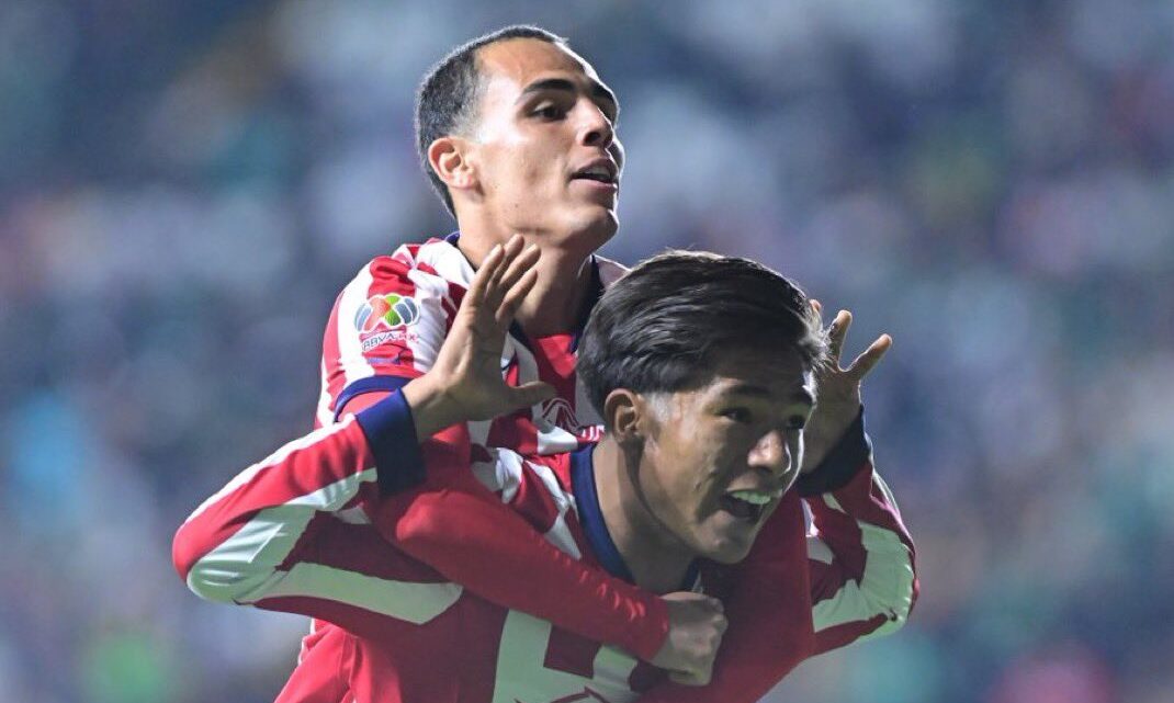 Hugo Camberos y Santiago Sandoval, los de Chivas ya saben cómo dañar al América