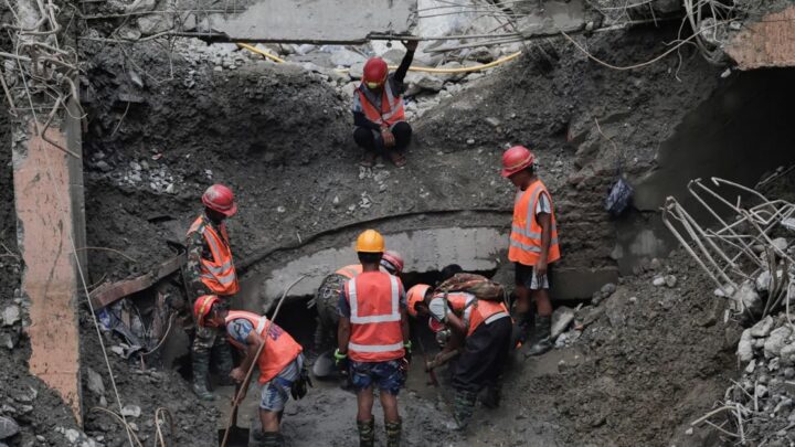 Rescate en Nepal se complica por cientos de trabajadores atrapados tras las inundaciones