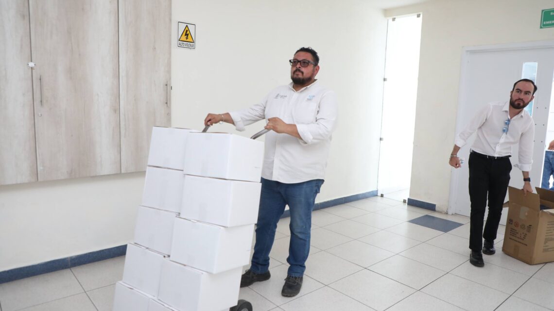 Recibe SEDIF donativo de Gallos Blancos y CIMA para CAS