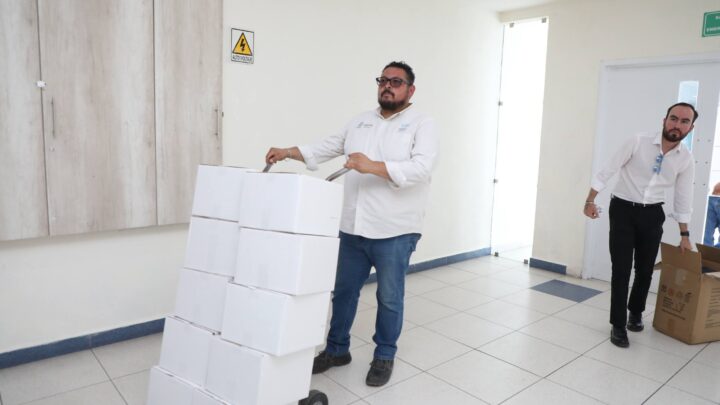 Recibe SEDIF donativo de Gallos Blancos y CIMA para CAS