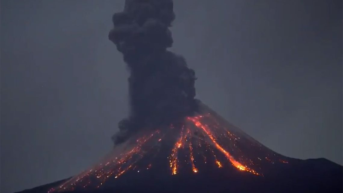 Alerta en Indonesia: La erupción del volcán Anak Krakatoa obliga a cerrar seis aeropuertos
