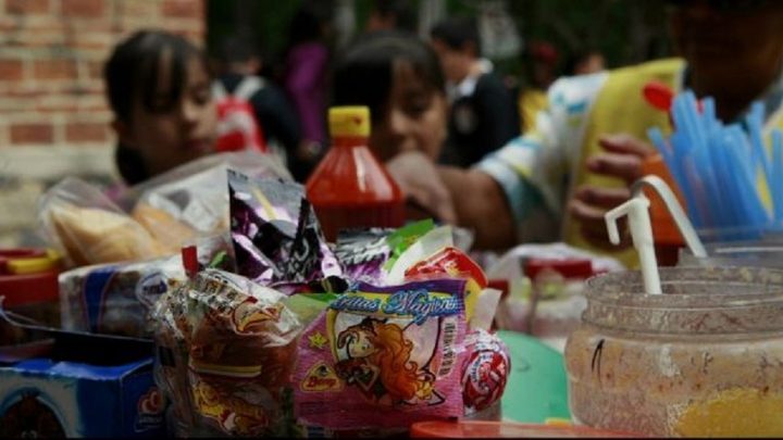 Prohibición de comida chatarra en escuelas se mantendrá pese a amparos