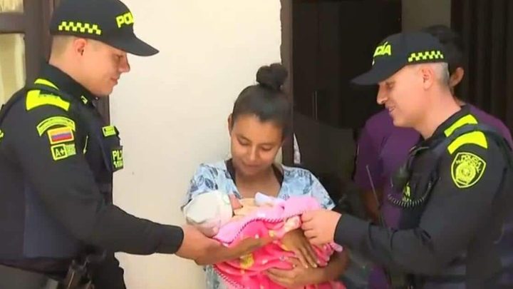 Mujer da a luz en patrulla de la SSC en CDMX tras falla de auto