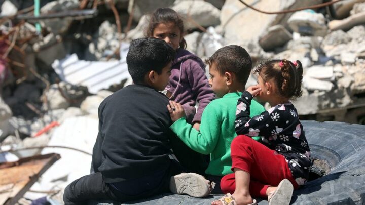 Ataque israelí al norte de Gaza mata a un matrimonio y a dos niñas