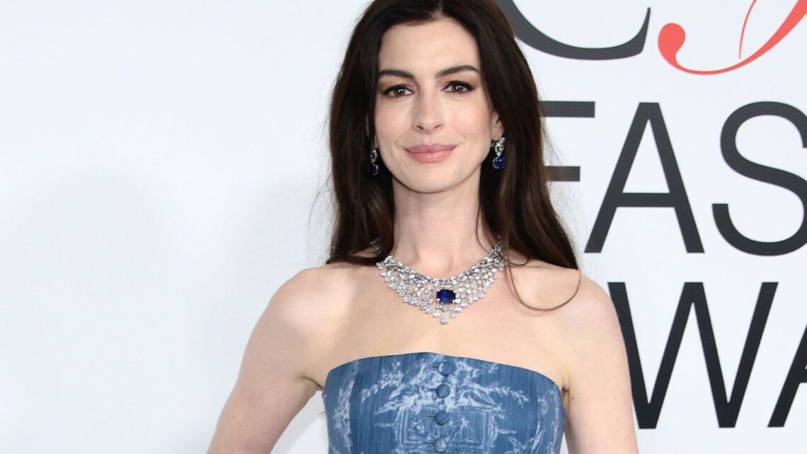 Anne Hathaway sale en defensa de “Digger”, de Tom Cruise e Iñárritu