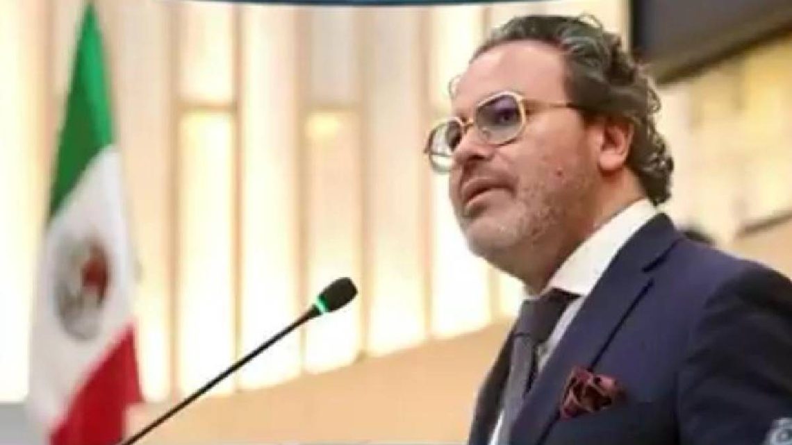 Diputado Roberto Zataráin Leal rinde cuentas ante un parlamento de extraterrestres creado con IA
