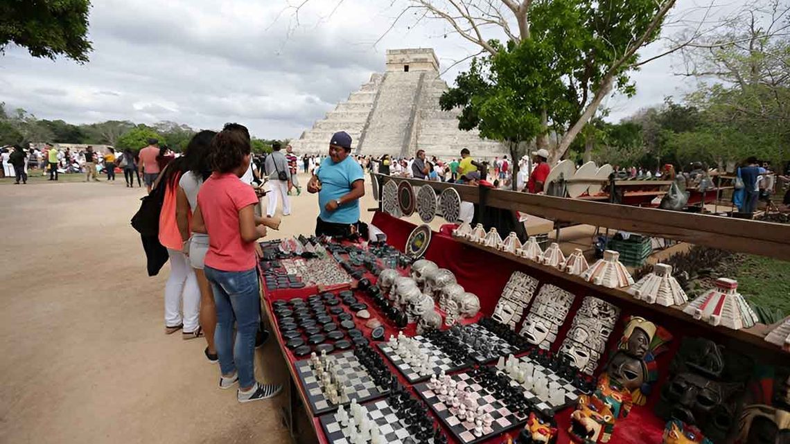 Artesanos y comerciantes exigen reabrir parador de Chichén Itzá
