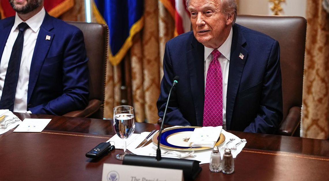 Trump dice que se debería ‘disparar’ a quienes filtran información clasificada en EU