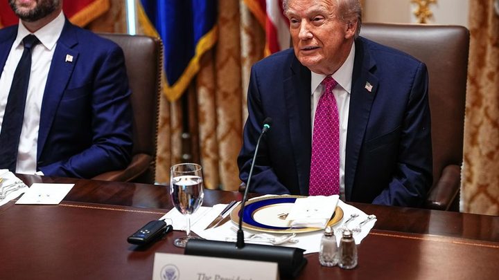 Trump dice que se debería ‘disparar’ a quienes filtran información clasificada en EU