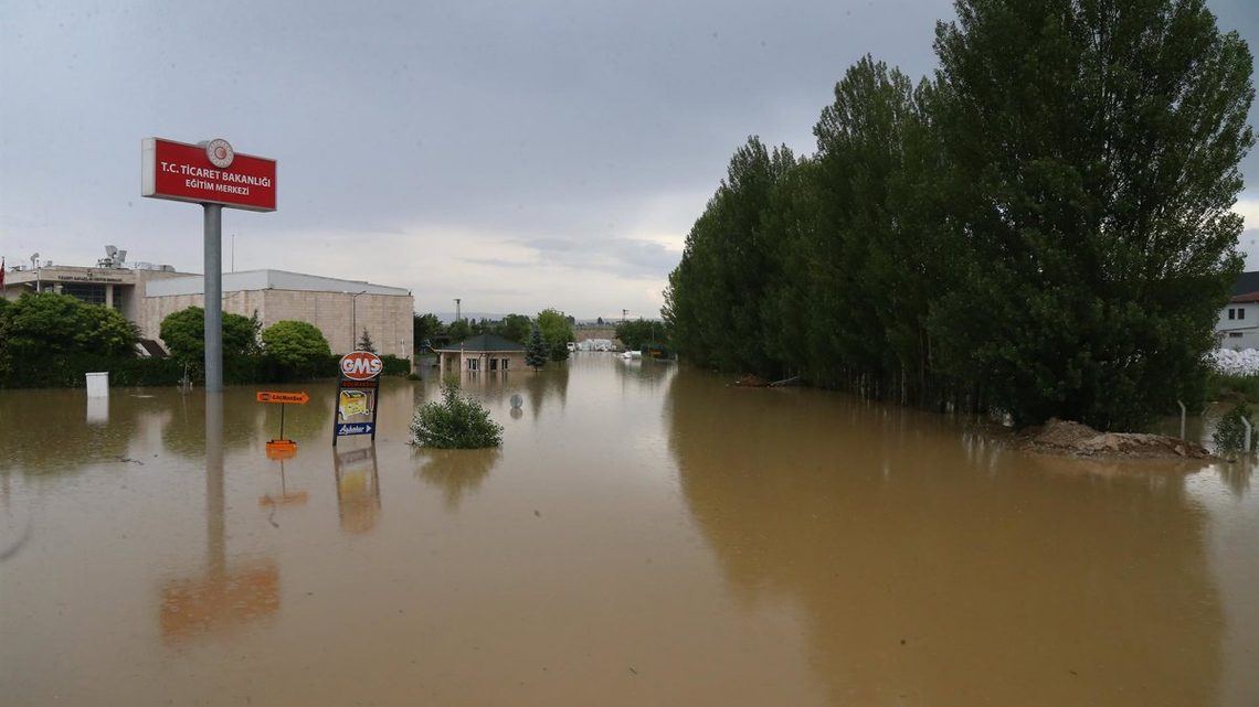 Fuertes lluvias paralizan Estambul, causan inundaciones y dejan tres muertos