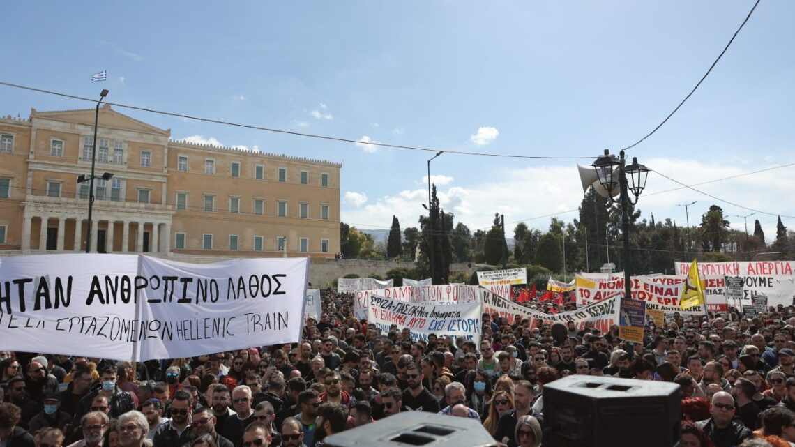 Miles de personas marchan en Atenas para protestar por el alto costo de vida