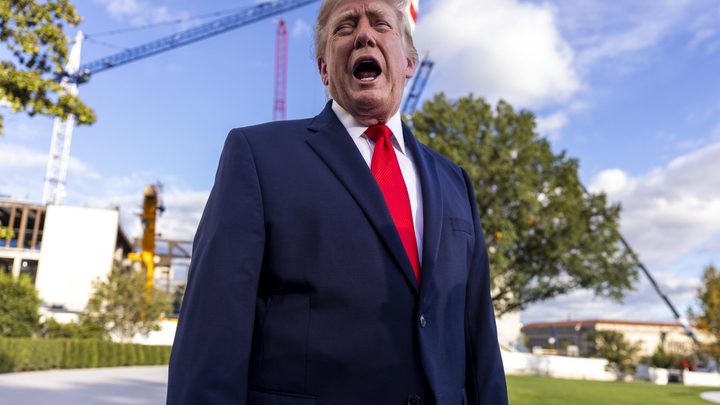 Trump llama ‘estúpido’ a Obama por burlarse de sus reformas en la Casa Blanca